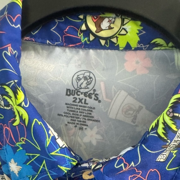 Buc-ee's Men's Button-Up Tropical Beaver Print Shirt - Picture 2 of 9